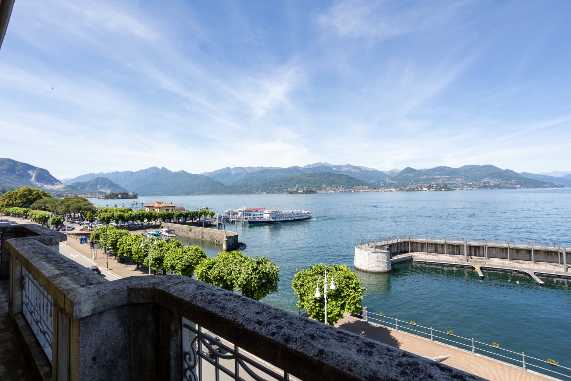 Panorama del Lago Maggiore al tramonto con le isole