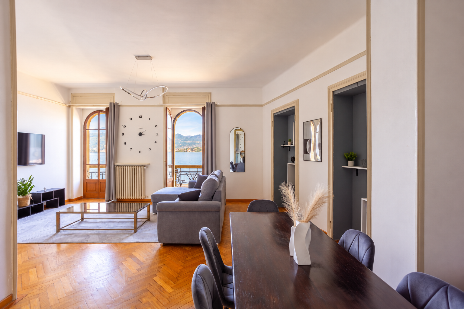 Interno di un appartamento luminoso arredato con gusto contemporaneo